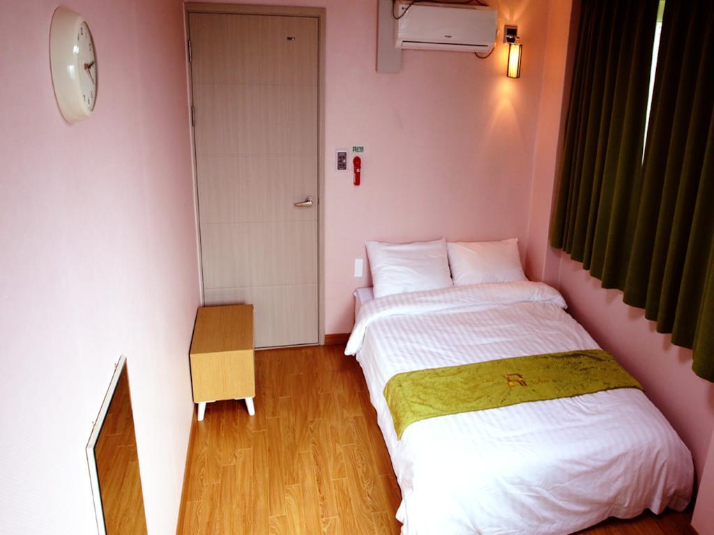 Jeju R Hotel & Guesthouse Номер фото