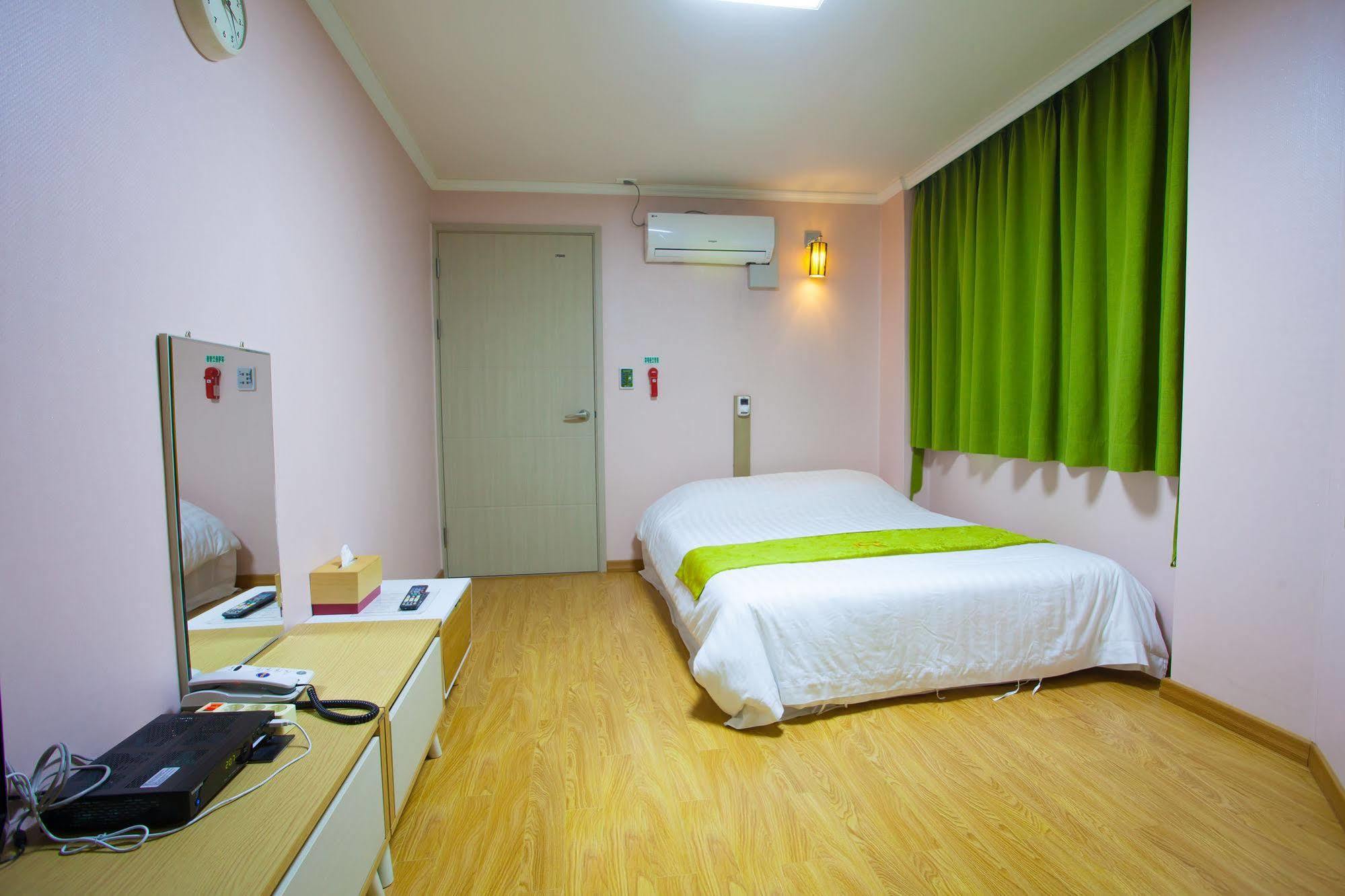 Jeju R Hotel & Guesthouse Экстерьер фото