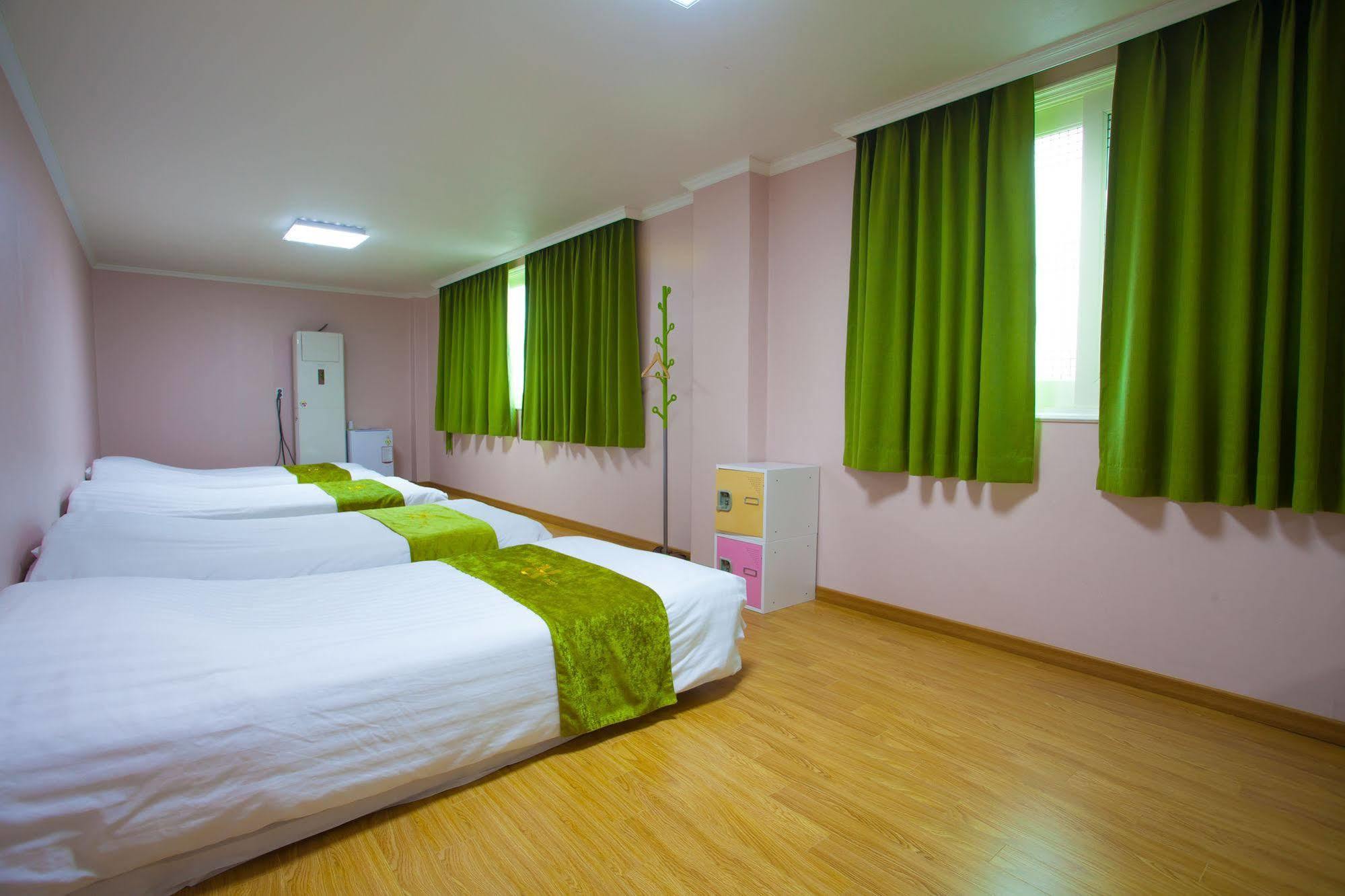 Jeju R Hotel & Guesthouse Экстерьер фото